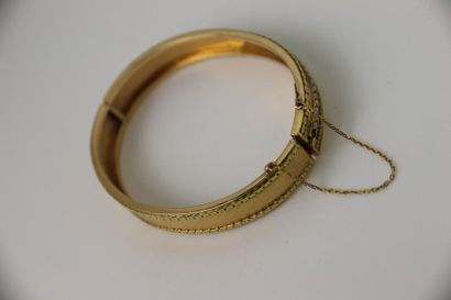 null Bracelet jonc articulé en or jaune 750°/°° orné sur une face d'une rangée de...