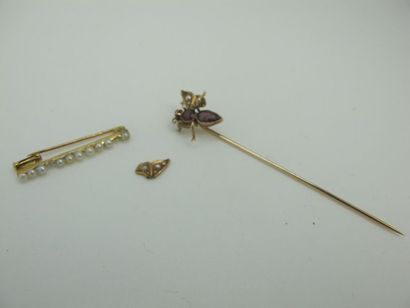 null Épingle à cravate en or jaune 750°/°° ornée d'un papillon serti de petites perles...