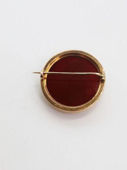 null Broche en or jaune 750°/°° ornée d'un camée agate représentant une femme de...