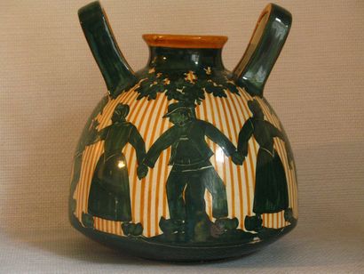 QUIMPER, P.FOUILLEN Vase en forme de gourde à décor de bandes vertes et blanches...