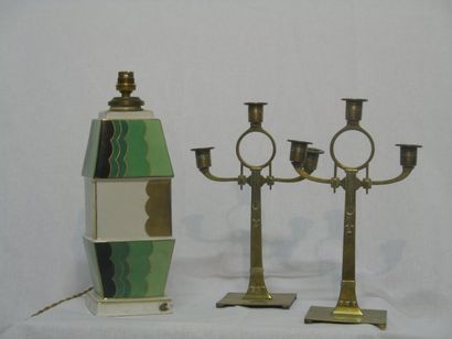 ALADIN pour Sèvres Pieds de lampe en porcelaine à décor de dégradés de vert et rehauts...