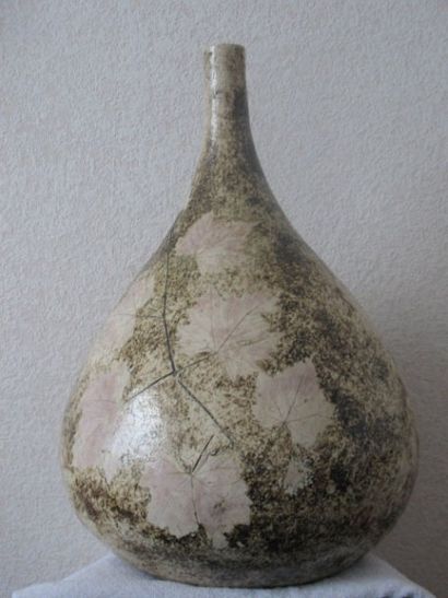 Andrée et Michel HIRLET Vase en grès naturel monogrammé hauteur: 37,5 cm, largeur:...