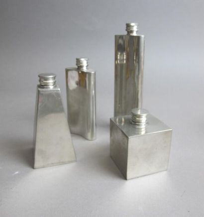 null Travail Anglais - (années 1990)
Série de 4 flacons modernistes à parfum ou à...