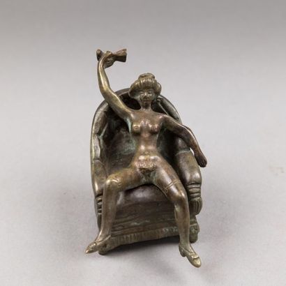 null Sujet en bronze ciselé et patiné représentant une femme ivre assise dans un...