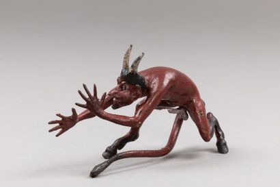null Sujet en bronze ciselé et polychromé représentant un diable faisant un pied...