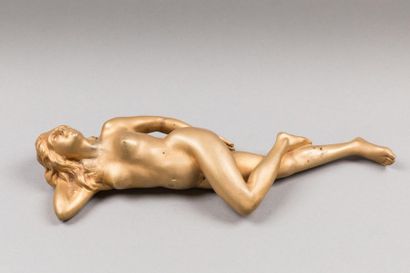 null M. BERTIN XXème siècle
Femme nue allongée, sculpture en bronze doré signée dans...