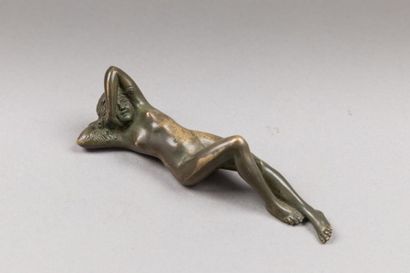 null Sujet en bronze ciselé et patiné représentant une femme nue allongée. 
Début...