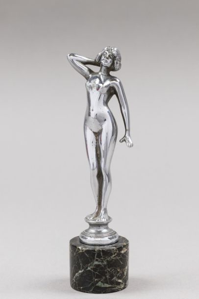 null Statuette en bronze à patine argentée représentant une femme nue debout. Socle...