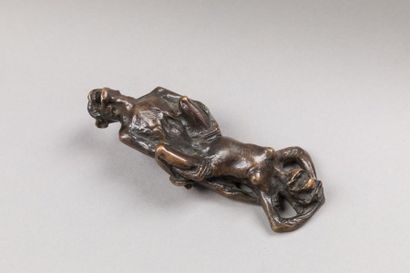 null Sujet en bronze ciselé et patiné représenant deux singes s'accouplant avec un...