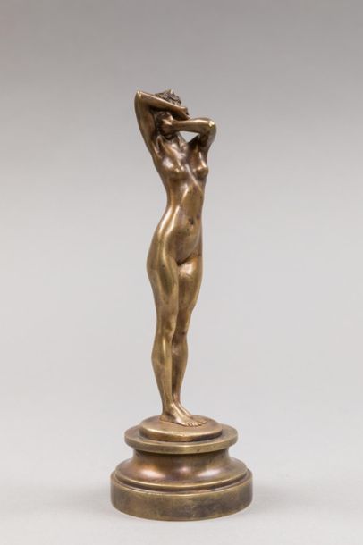 null Théodore RIVIERE (1857-1912). 
Sujet en bronze à patine dorée représentant Phryné...