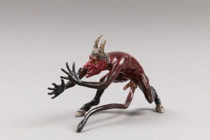 null Sujet en bronze ciselé et polychromé représentant un diable faisant un pied...