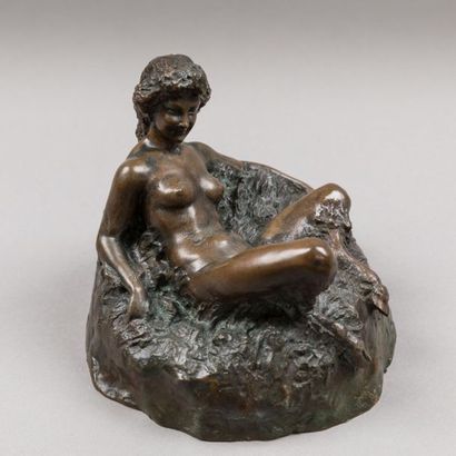 null Joe DESCOMPS (1869-1950)
Faunesse, sculpture en bronze à patine brune et verte,...