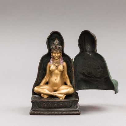 null Sujet en bronze ciselé et polychromé représentant un bouddha assis en méditation....