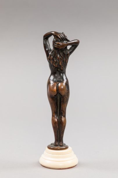 null Sculpture en bronze à patine brune représentant "la courtisane impudique" sur...