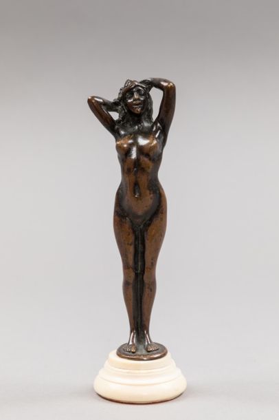null Sculpture en bronze à patine brune représentant "la courtisane impudique" sur...