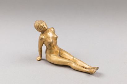 null Sujet en bronze ciselé à patine dorée représentant une femme nue assise.
Fin...