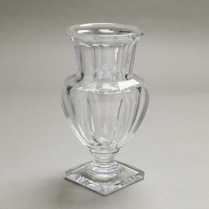 null BACCARAT
Vase en cristal taillé modèle "Médicis".
Tampon du musée des cristalleries...