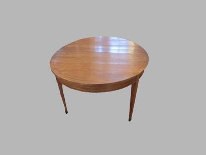 null Natural wood table with tapered legs 
152 x 123 x 73 cm
With four extensions...