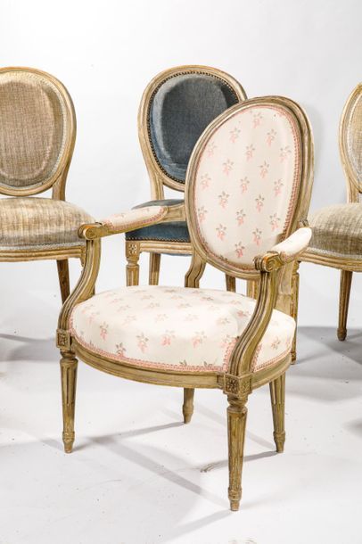 null Suite of six chairs and a medallion backrest chair in lacquered wood. Fluted...