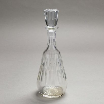 null BACCARAT
Carafe en cristal taillé modèle "Carcassone".
H. 31 cm
(bon état)