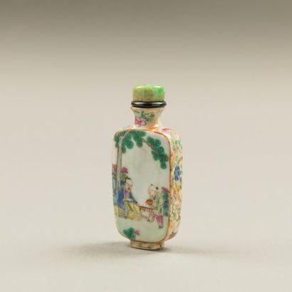 null Chine, XIXème siècle
Lot de trois tabatières en porcelaine émaillée polychrome...