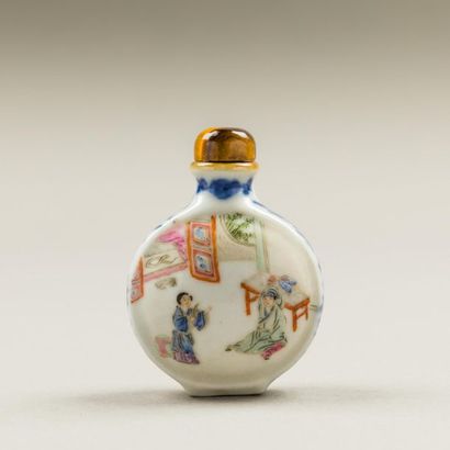 null China, 19th century
Set of three snuffboxes in polychrome and blue-white enamelled...