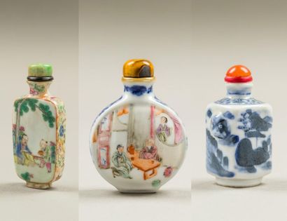 null China, 19th century
Set of three snuffboxes in polychrome and blue-white enamelled...