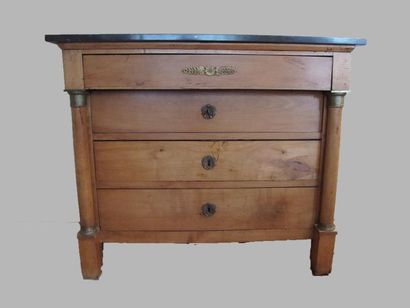 null Natural wood chest of drawers opening by four drawers with detached columns....