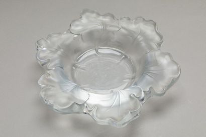 null LALIQUE France
Cup with flower motifs. Proof in pressed moulded glass. 
Signed...