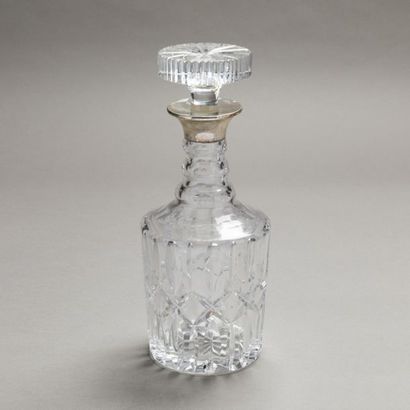 null Cut crystal bottle silver mount.
English work.
H. 27 cm
(good condition)