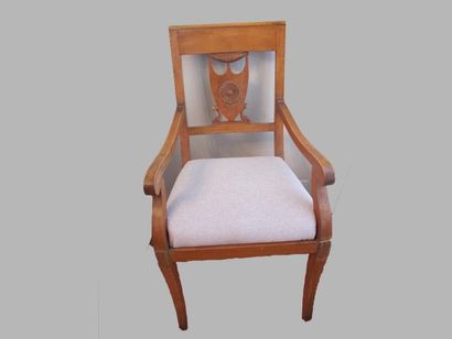 null Six chaises et deux fauteuils en bois naturel à dossier ajouré sculpté d'une...