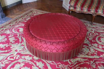 null Circular ottoman upholstered in carmine red and red and green trimmings (Nobilis)
D....