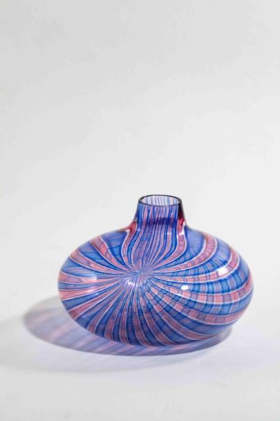 null TAGLIAPIETRA Lino- Murano
Vase in blown glass with straight neck and rounded...
