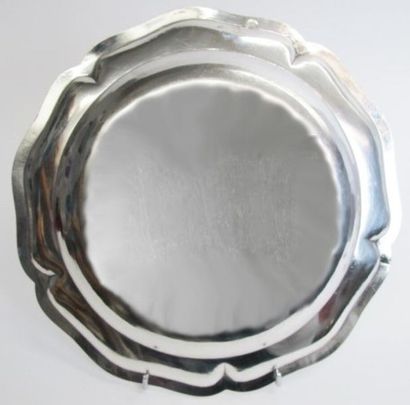 null Round silver platter with a contour rim with fillets. 
Auxerre 1781-1784, illegible...