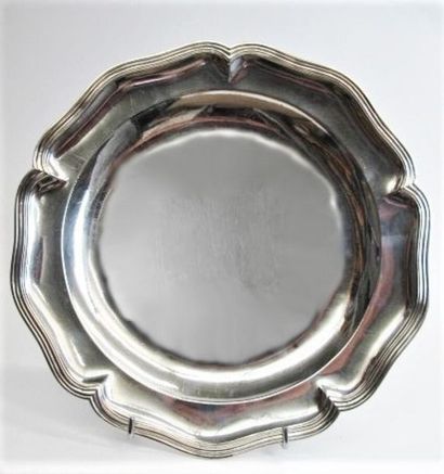 null Round silver platter with a contour rim with fillets. 
Auxerre 1781-1784, illegible...