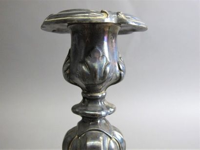 null Paire de flambeaux en argent 950 °/°°, à décor d'agrafes feuillagées, fût balustre...