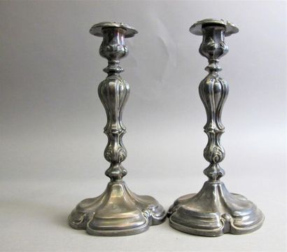 null Pair of 950 °/°° silver torches, decorated with foliated staples, pinched baluster...