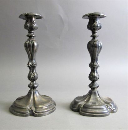 null Pair of 950 °/°° silver torches, decorated with foliated staples, pinched baluster...
