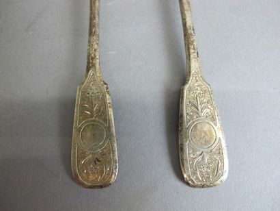 null Couverts en argent ciselé de rinceaux fleuris. 
Travail Russe. 
Poids : 54g....