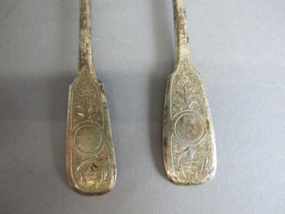 null Silver cutlery chiselled with floral scrolls. 
Russian work. 
Weight: 54g. 