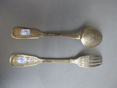 null Silver cutlery chiselled with floral scrolls. 
Russian work. 
Weight: 54g. 