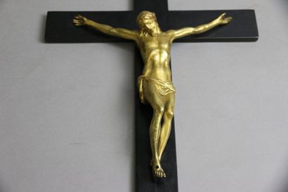 null Christ en croix en bronze doré ciselé, croix en placage de bois noirci. 
Travail...