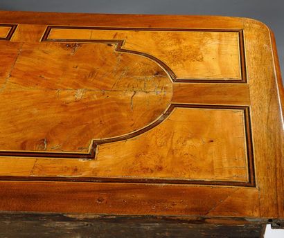 null Chest of drawers with curved front in walnut amaranth, boxwood and burl veneer....