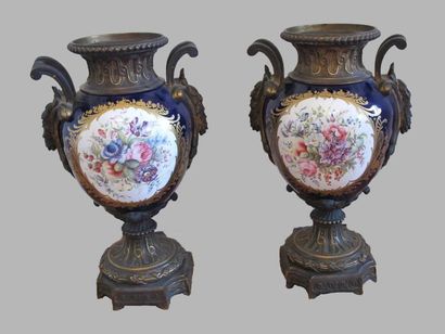 null In the taste of Sèvres
Pair of mounted vases, the porcelain body decorated in...