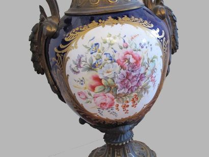 null Dans le goût de Sèvres
Paire de vases montés, le corps en porcelaine à décor...