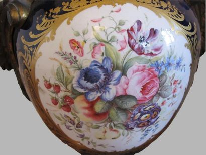 null Dans le goût de Sèvres
Paire de vases montés, le corps en porcelaine à décor...