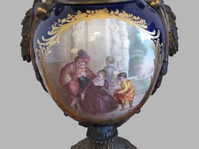 null Dans le goût de Sèvres
Paire de vases montés, le corps en porcelaine à décor...