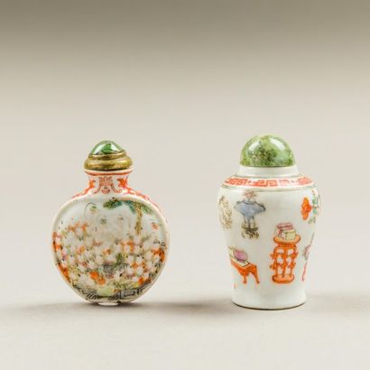 null Chine, XVIIIème et XIXème siècles.
Deux tabatières en porcelaine émaillée polychrome...