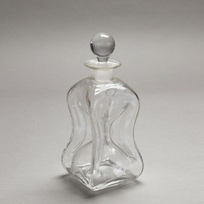 null Engraved glass flask decorated with foliage and wickerwork. 
Early 19th century.
H....