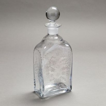 null Glass flask with engraved decoration of garlands of flowers . 
Early 19th century.
H.29...